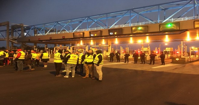 Fransa'daki yüksek yakıt fiyatlarına karşı protesto eylemleri sırasında bir ölü