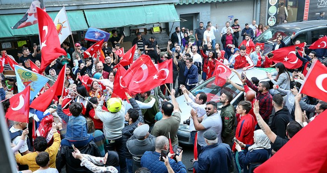 Yurt dışındaki Türkler Erdoğan'ın zaferini kutluyor