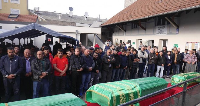 Fransa'daki yangında ölen Türk vatandaşları için tören düzenlendi