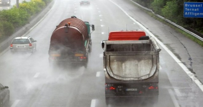 2019'dan itibaren, yağıșlı havalarda sollama yasağını ihlal eden tır şoförleri kayda alınacak