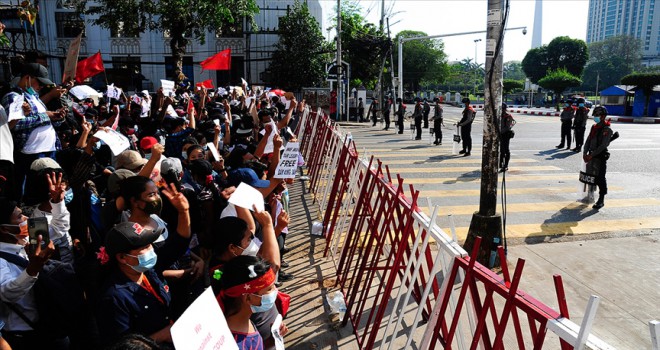 Myanmar'da güvenlik güçleri Suu Çii'nin partisinin merkez binasını bastı