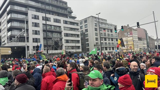 Belçika'da yaklaşık 60 bin işçi hükümetin tasarruf tedbirlerini protesto etti