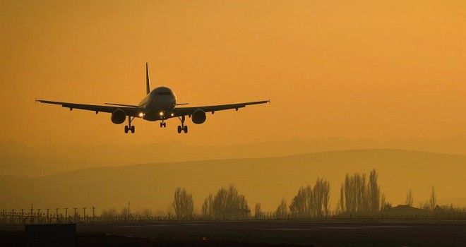 Arızalı fırın yolcu uçağına acil iniş yaptırdı