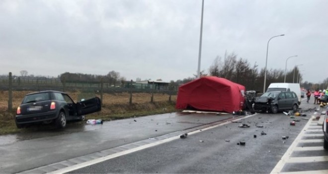 Lendelede'de beş aracın karıştığı ağır trafik kazasında iki ölü, üç yaralı