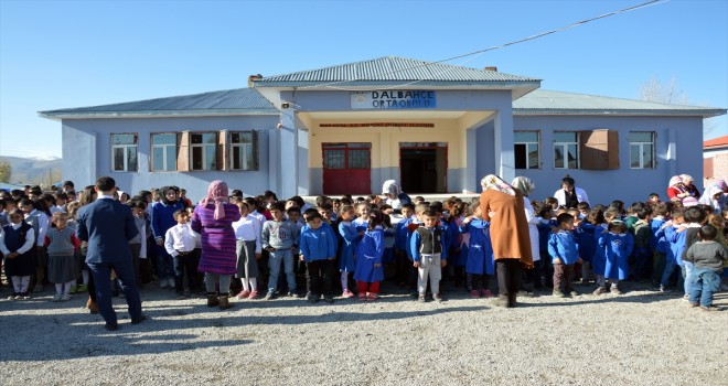 Belçika Türk İş Adamları Derneği MİSİAD öğrencileri giydirdi