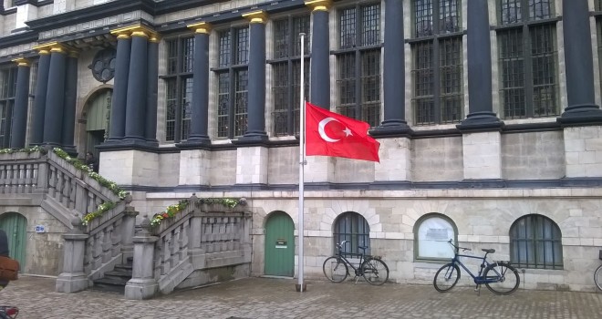 Gent Belediye Sarayı önüne Türk Bayrağı asıldı ve bayrak yarıya indirildi