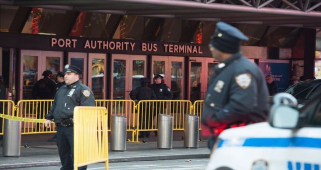 Manhattan'da bir otobüs terminalinde başarısız terör saldırısı girişimi