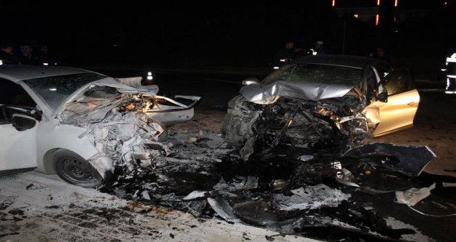 KOCAELİ'nin Çayırova İlçesi'nde iki otomobilin çarpışması sonucu 7 kişi yaralandı.