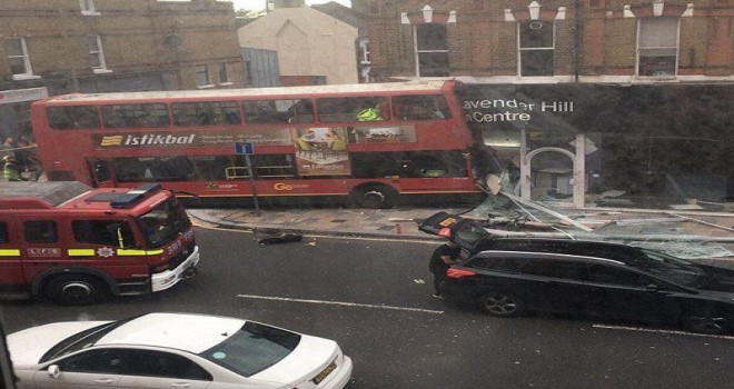 Çift Katlı Otobüs Güney Londra'da Alışveriş Mağazasına Daldı: Yaralılar Var