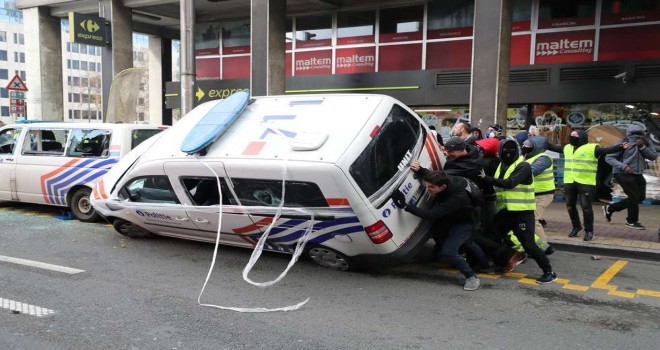 Sarı yelekliler Brüksel'de iki polis aracını ateșe verdiler