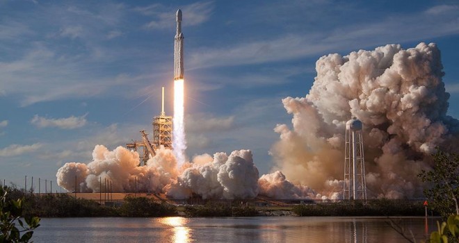 Dünyanın en güçlü roketi Falcon Heavy uzaya fırlatıldı