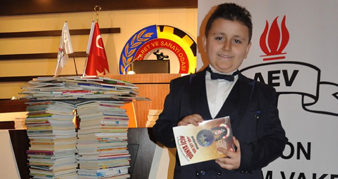 Dört ayda 1053 kitap okuyan Emirdağlı rekortmen çocuk başarısını annesine borçlu