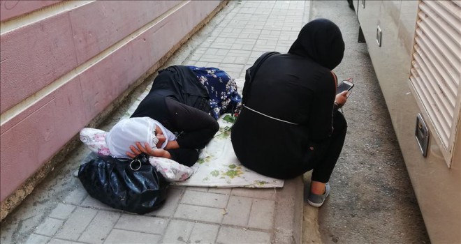 Evladı için eylem yapan anne yorgun düşünce beton zeminde uyudu