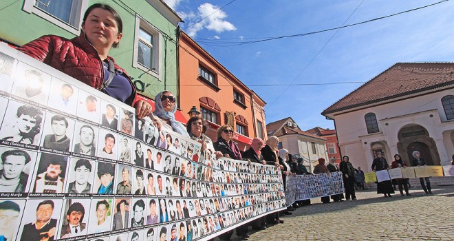 Srebrenitsalı annelerden Dodik'e verilen plakete tepki