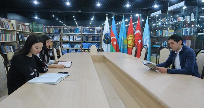 Astana'daki Türk Kütüphanesi nadir kitaplarıyla Türkologların ilgi odağı